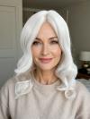 Elegante Kunsthaarperücke – Platinblond mit welligem Haar (Lace Front) DLP044
