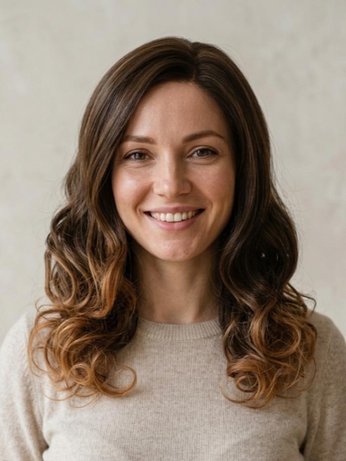 Braune Kunsthaarperücke mit Linksscheitel – Stark lockige synthetische Perücke (Lace Front) DLP067