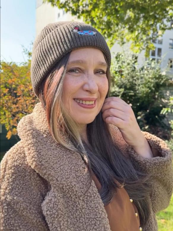 Superlange Perücke in Kastanienbraun mit zwei goldblonden Akzentsträhnen an der Stirn (Lace Part) DLP041