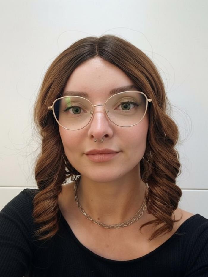 Schulterlange Kunsthaarperücke – Ingwerblond mit dunklem Ansatz und sanften Wellen (Lace Front) DLP019