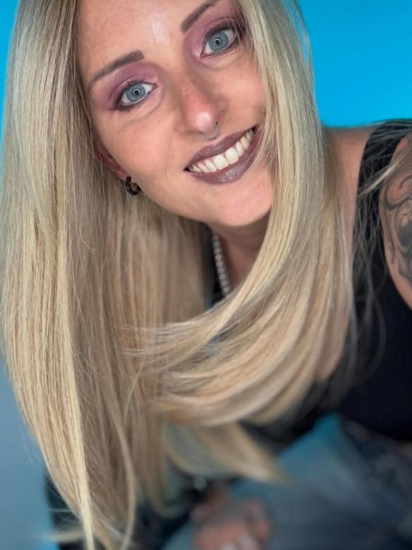 Kunsthaarperücke – Hellblond mit schwarzem Ansatz und dunkelblonden Highlights (Lace Front) DLP008