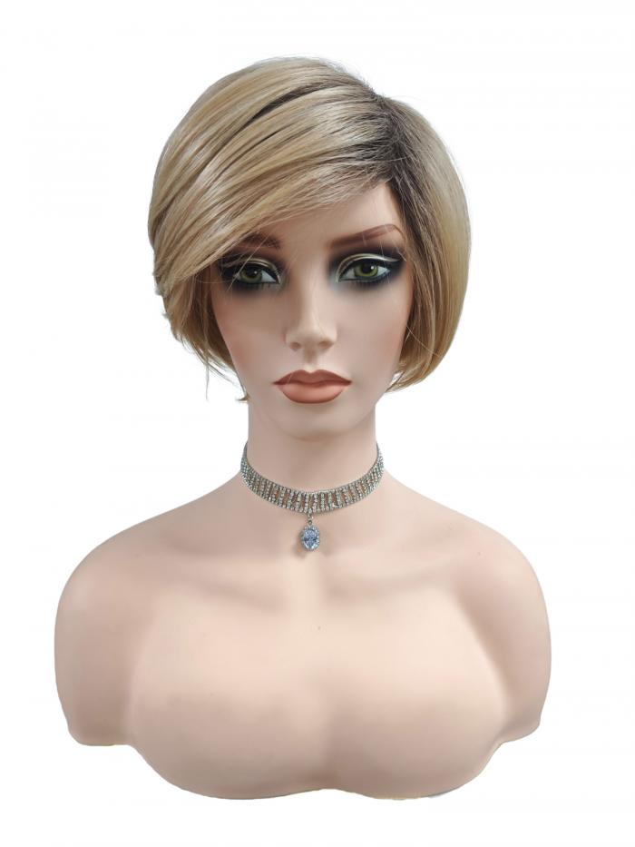 Kurze synthetische Perücke in natürlichem Sandblond mit modernem Look (Basis Kappe) DBK022