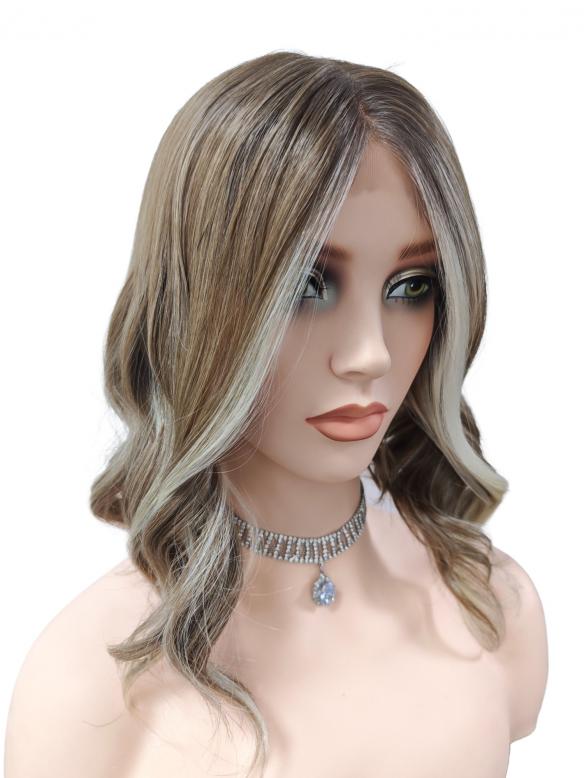 Gewellte Kunsthaarperücke – Hellbraun mit Blond-Highlights (Lace Front) DLP042