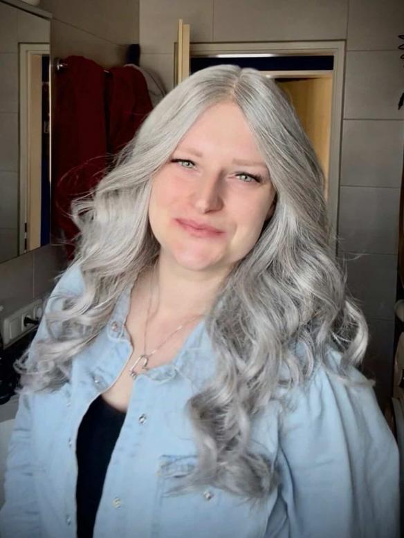 Lange gewellte synthetische Perücke in Grau (Lace Part) DLP013