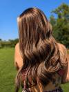 Gewellte Echthaarperücke in Braun mit blonden Highlights EH015