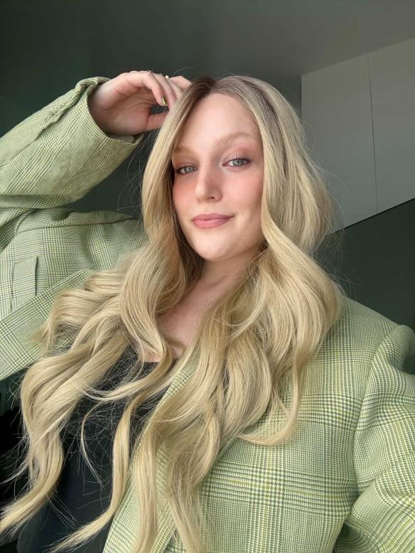 65 cm Lange Goldene Wellenperücke – Traumhaft fließende Synthetikhaare für glamourösen Look (Lace Front) DLP060