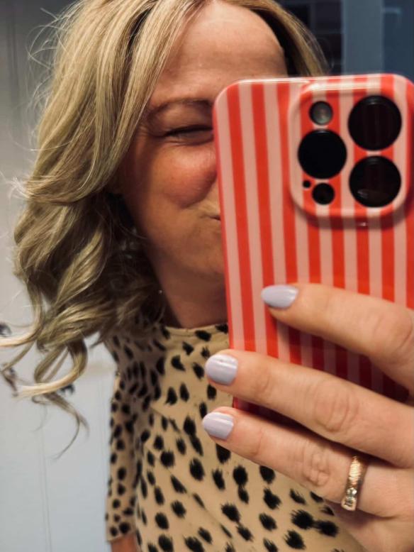 35 cm Lange Kunsthaarperücke in Grau und Hellblond mit Dunklem Ansatz (Lace Front) DLP063