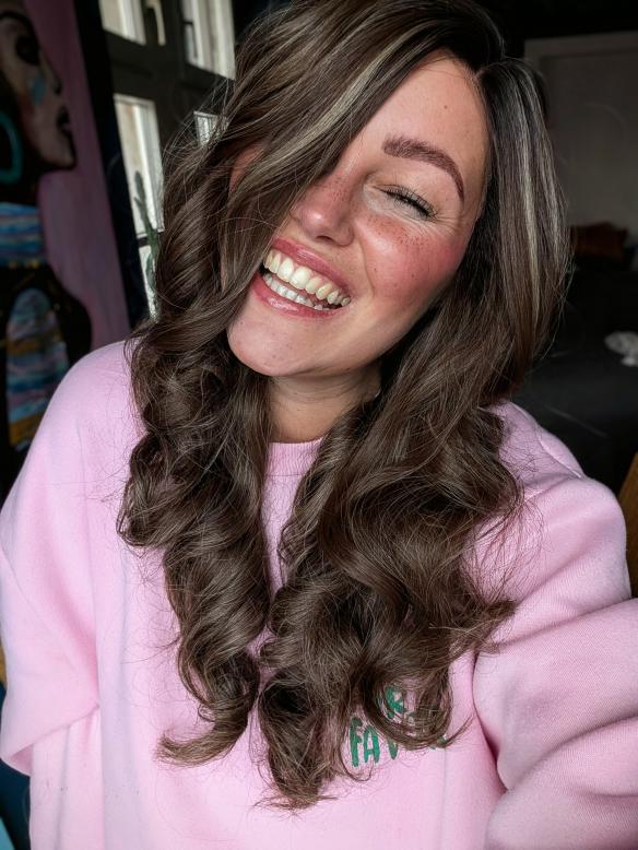 Hohe Dichte wellige synthetische Perücke in Braun mit honigblonden Highlights (Lace Part) DLP015