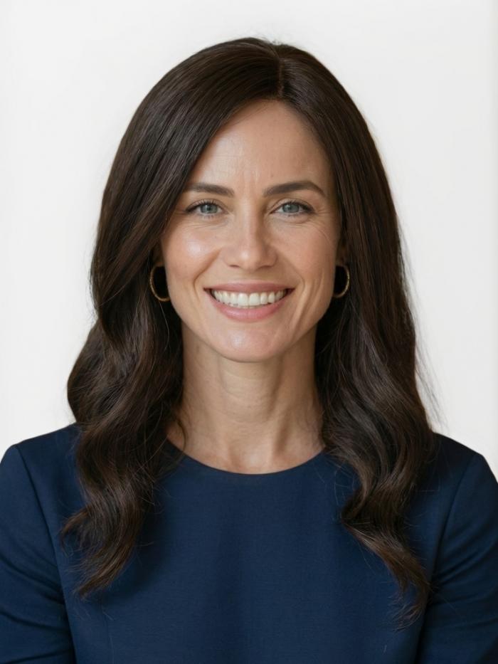 Mittelbraune Kunsthaarperücke – Welliges Stufenschnitt mit natürlichem Volumen (Lace Front) DLP023