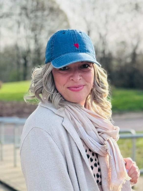 35 cm Lange Kunsthaarperücke in Grau und Hellblond mit Dunklem Ansatz (Lace Front) DLP063