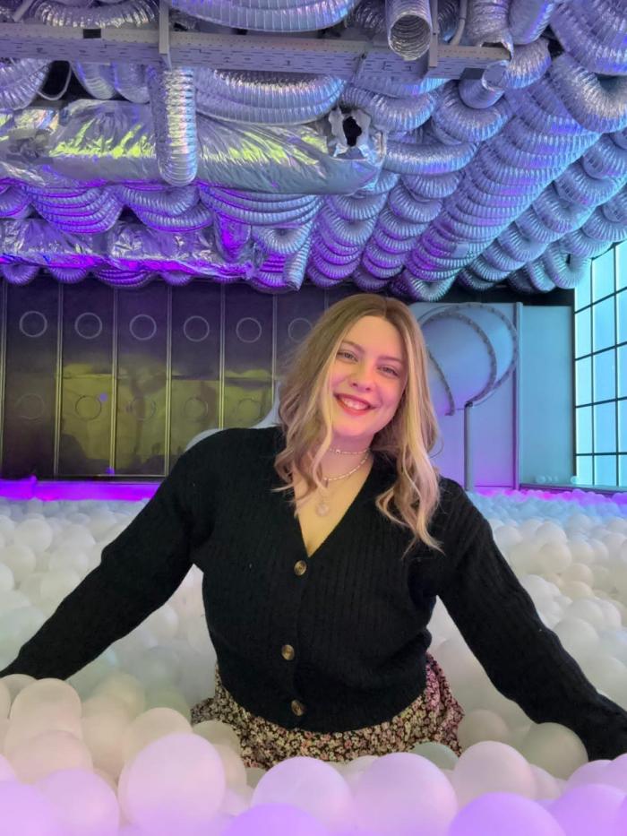 Gewellte Kunsthaarperücke – Hellbraun mit Blond-Highlights (Lace Front) DLP042