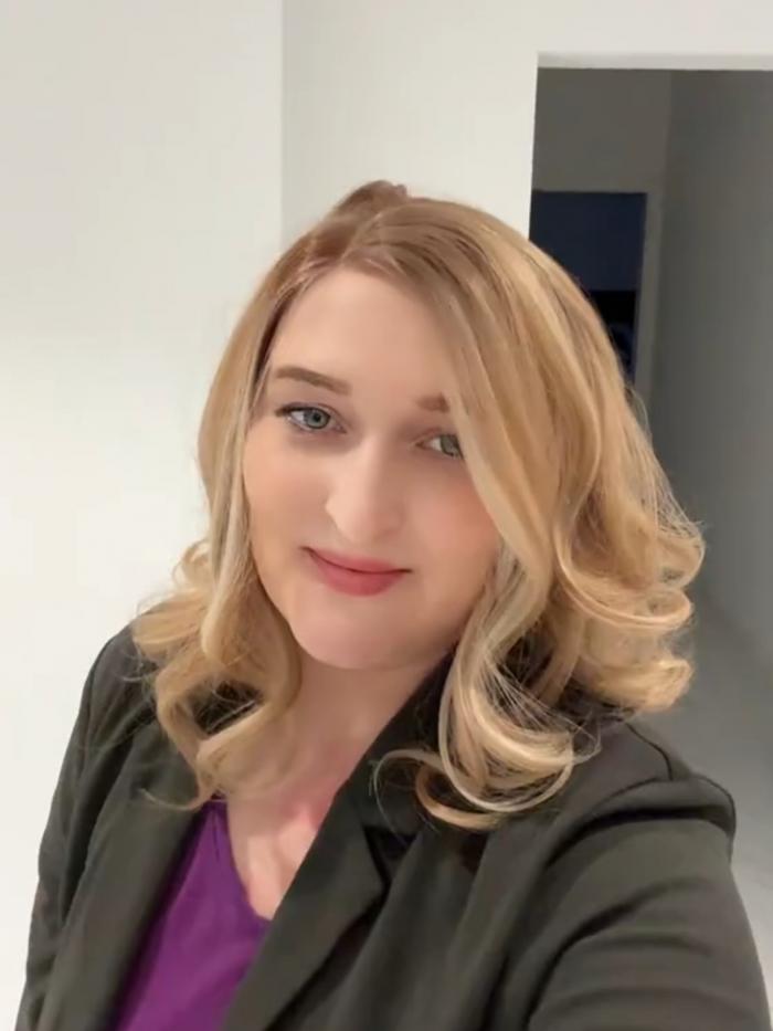 Leicht gewellte Kunsthaarperücke mit Seitenscheitel – Blond-Hellorange gemischt vorne (Lace Front) DLP058