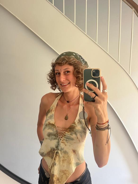 Lockige synthetische Perücke in Kupferrot im stilvollen Retro- und modernen Fashion-Look (Basis-Kappe) DBK017
