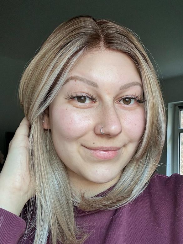 Kunsthaarperücke – Weißblond/Hellhonigblond Mix mit zwei platinblonden Strähnen vorne (Lace Front) DLP052