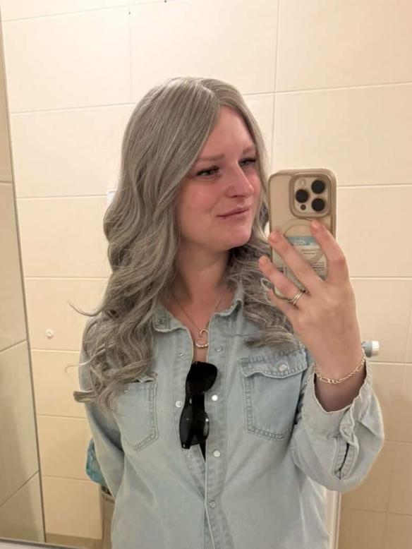 Lange gewellte synthetische Perücke in Grau (Lace Part) DLP013