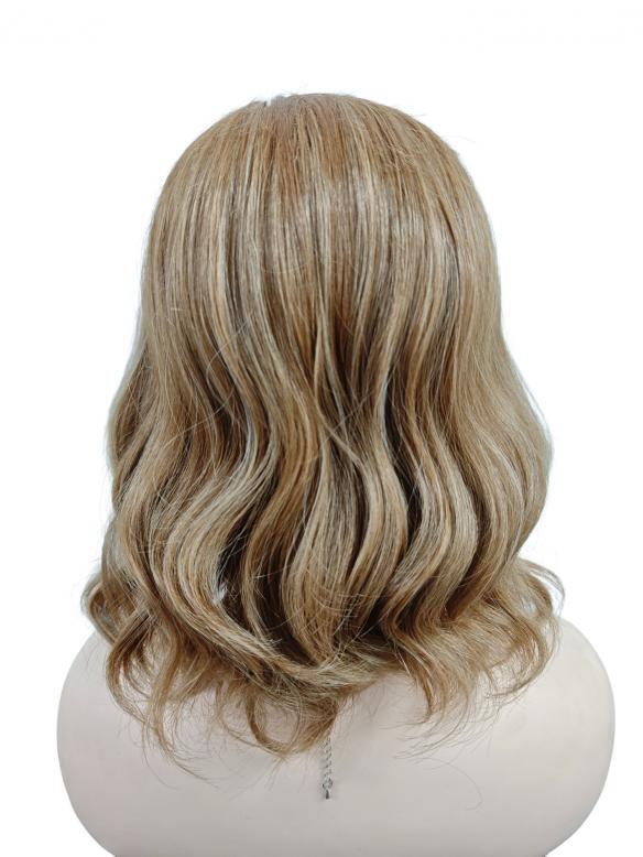 Schulterlange synthetische Perücke in kastanienbraun mit goldblonden Strähnen und leichten Wellen (Lace Part) DLP025