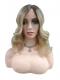 Elegante mittellange gewellte blonde synthetische Perücke mit dunklem Ansatz (Lace Part) DLP034