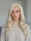 Gewellte Kunsthaarperücke – Naturblond (Lace Front) DLP054